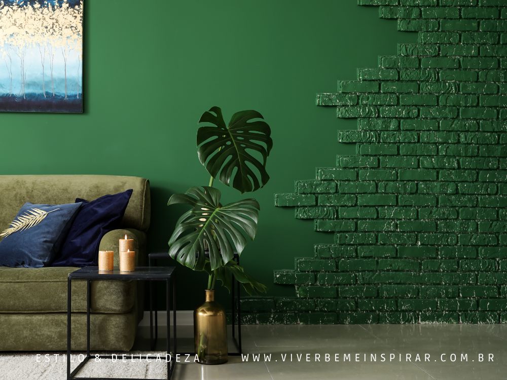Conheça as principais cores em alta para 2025 e veja como aplicá-las na sua decoração de forma sofisticada. Verde Musgo.